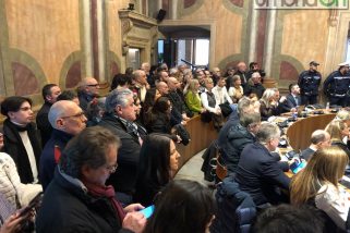 Terni, alta tensione in consiglio mentre parla il sindaco Bandecchi: «Sgomberate l’aula»