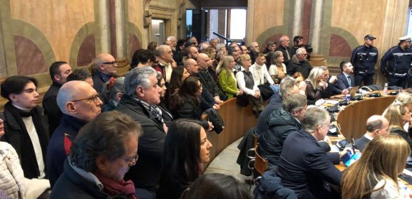 Terni, alta tensione in consiglio mentre parla il sindaco Bandecchi: «Sgomberate l’aula»