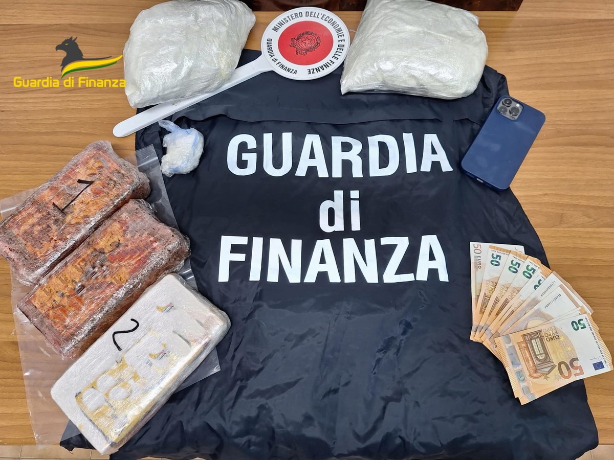 La droga ‘viaggia’ con l’auto del Comune: cinque arresti, anche un operaio e un barista