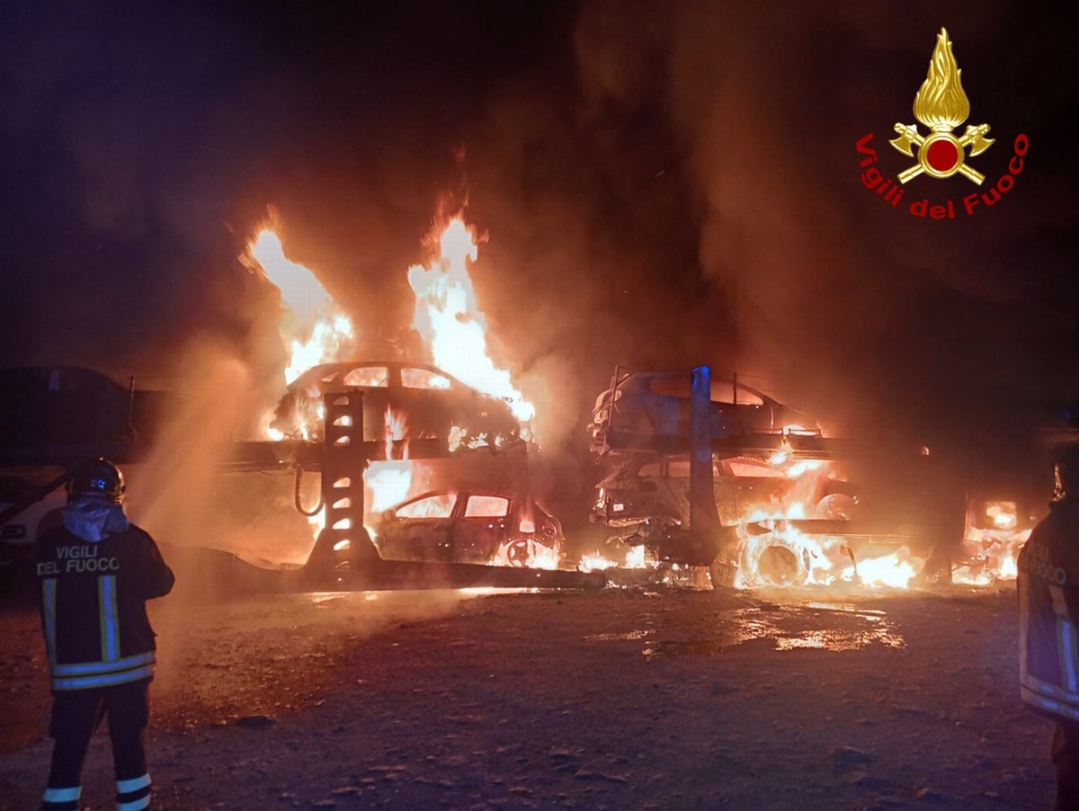 A1: bisarca divorata dalle fiamme con le auto che trasportava. Ferito il conducente