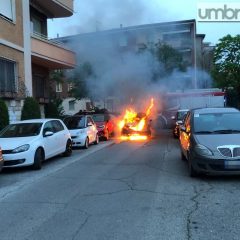 Terni, auto in fiamme tra via Alunno e piazza delle Arti – Il video