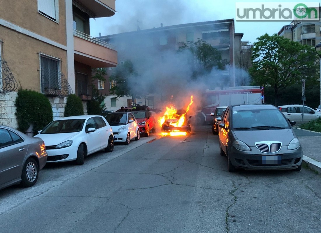 Terni, auto in fiamme tra via Alunno e piazza delle Arti – Il video