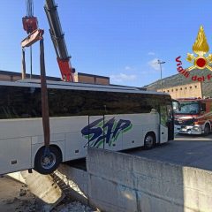 Gubbio: bus GT in bilico dopo la carambola. Ferita una donna