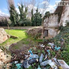 Terni, San Nicandro: via le impalcature dopo anni, resta il problema rifiuti