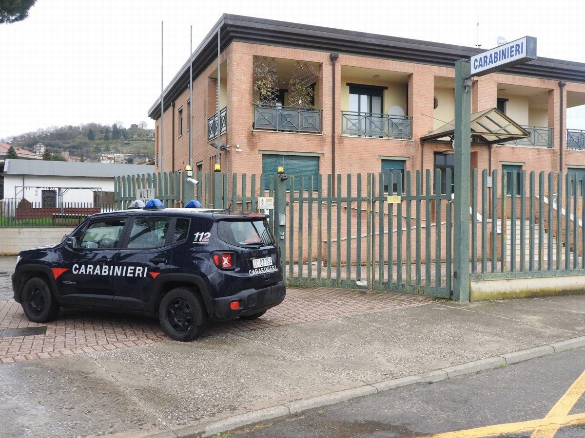 Anziana e cieca, chiede aiuto all’ex vicina per prelevare e lei la frega. Denunciata 42enne