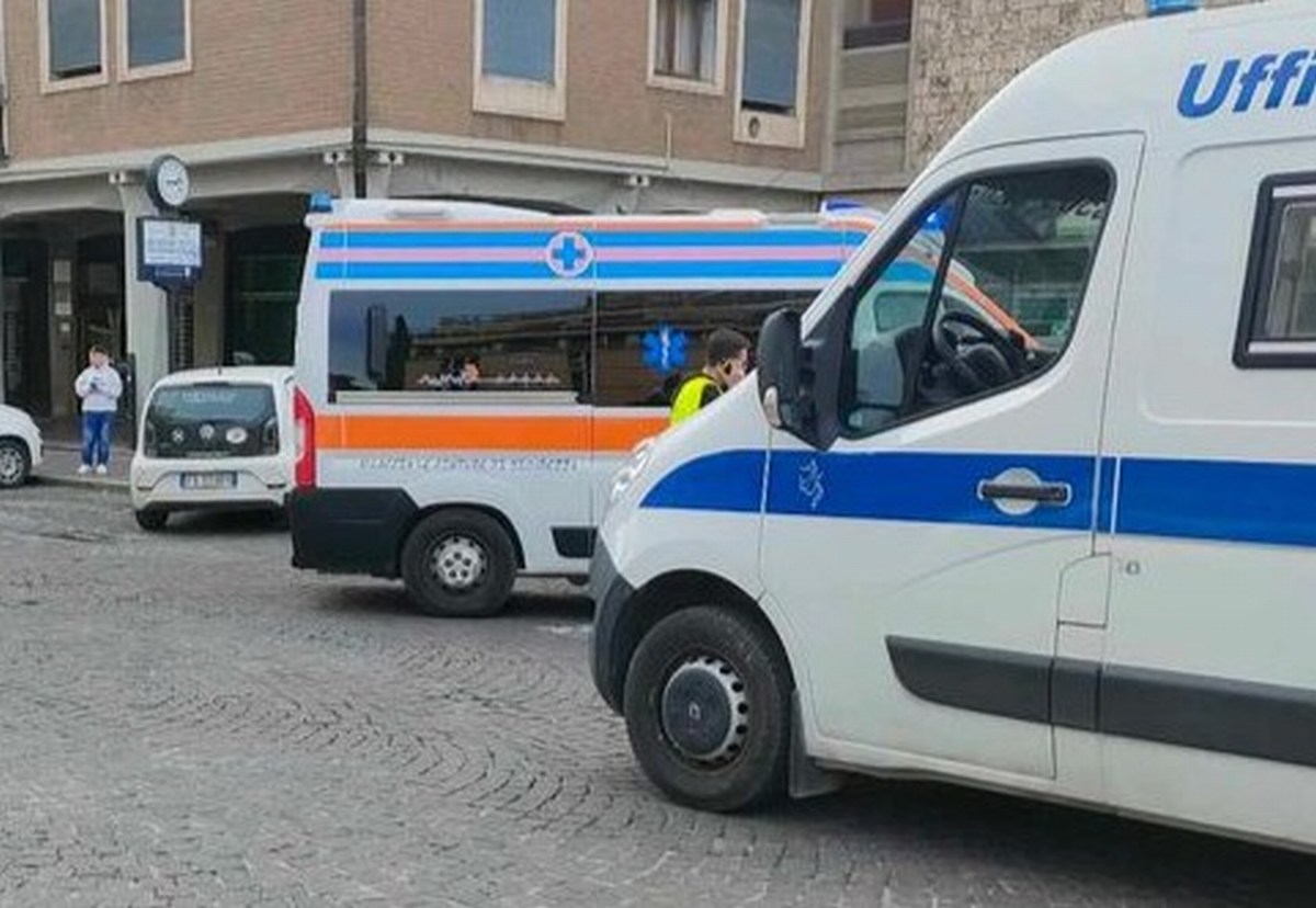 Terni: si precipita per salvare la figlia e resta incastrata fra due auto. Mamma soccorsa