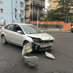 Terni: scontro alla rotatoria con palo abbattuto da un’auto