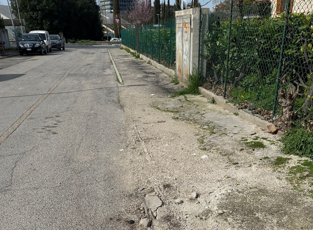 Terni: «Marciapiede disastrato e pericoloso in via Mazzieri»