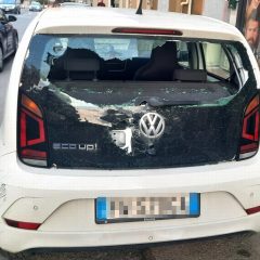 Terni, borgo Rivo: sfonda con la testa il vetro di un’auto in sosta