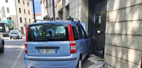 Terni: auto contro negozio in via Tre Venezie. Un ferito
