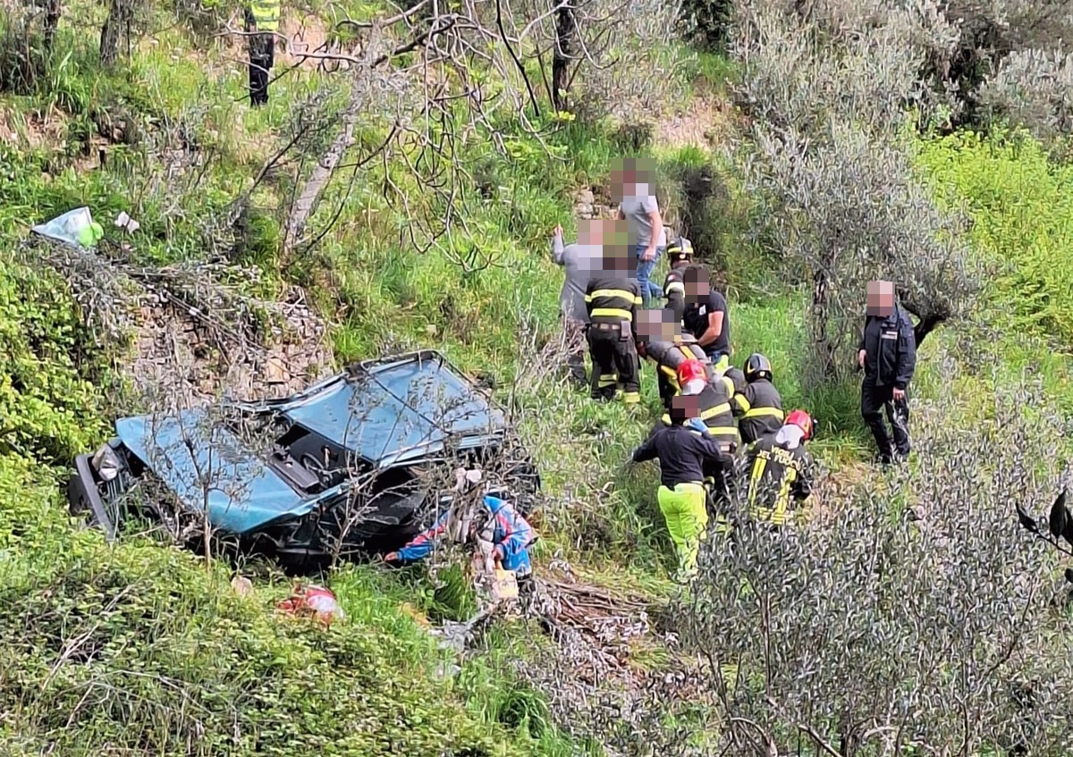 Terni: finisce con l’auto nella scarpata. Soccorsa 73enne