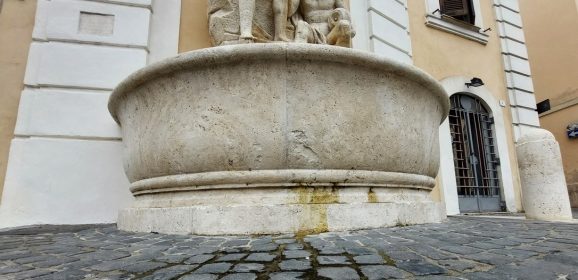 Terni, fontana piazza Duomo: «Ennesimo lavoro fatto male». Di mezzo un’infiltrazione