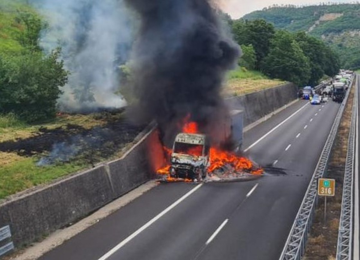 A1: autoarticolato in fiamme manda in tilt l’autostrada fra Fabro e Orvieto