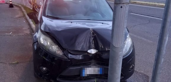 Terni: con l’auto contro un palo della luce in via Lessini