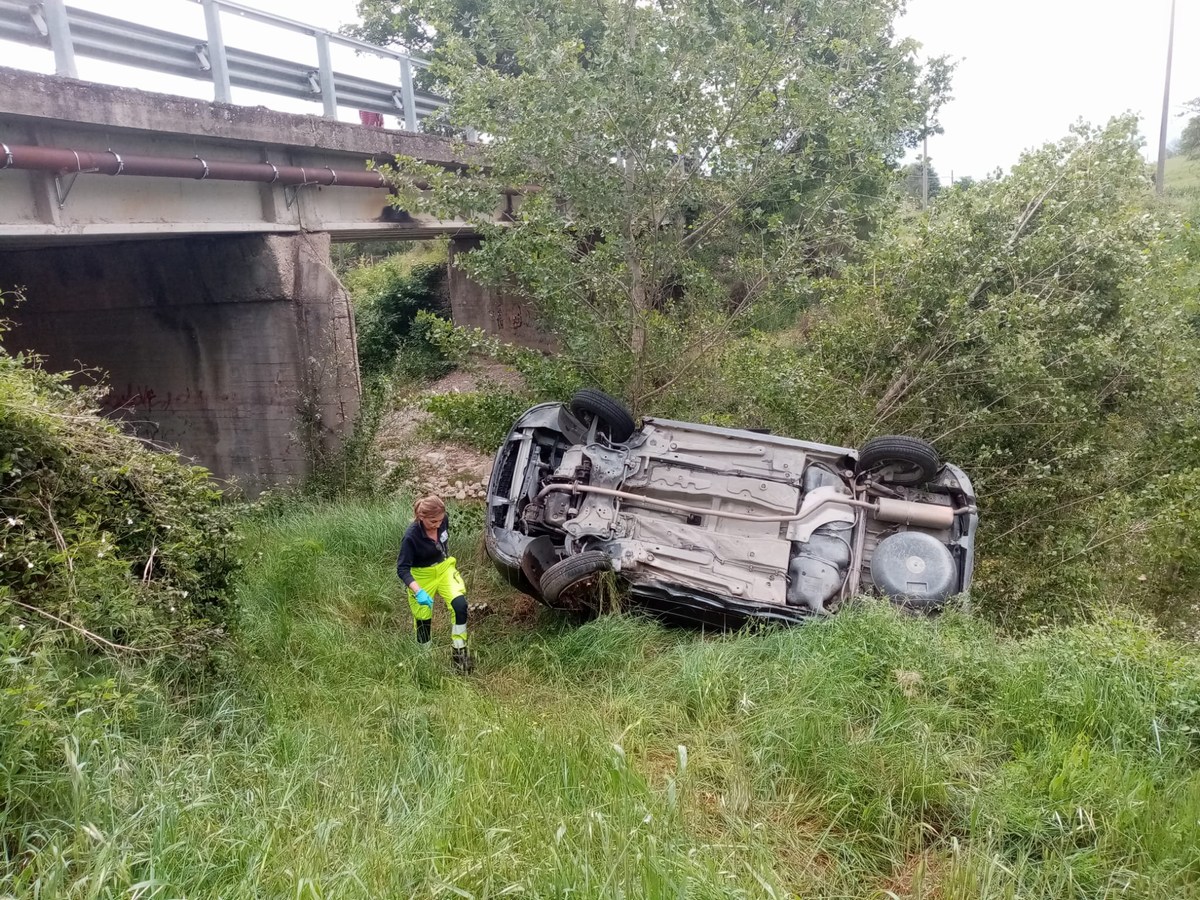 Marsciano: 19enne finisce nella scarpata con l’auto. In ospedale