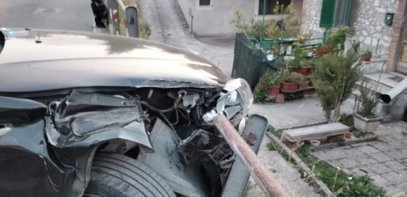 Terni: con l’auto contro il guardrail in via Murri