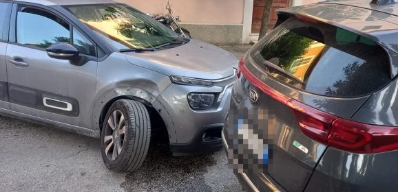 Terni: auto contro un’altra in sosta in via Montegrappa