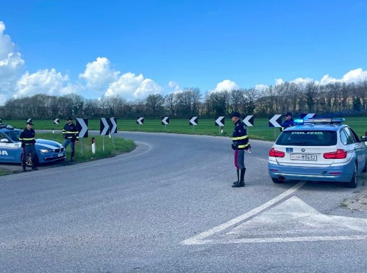L’auto che fugge all’alt è guidata da un 17enne. Sanzioni per 5.100 euro