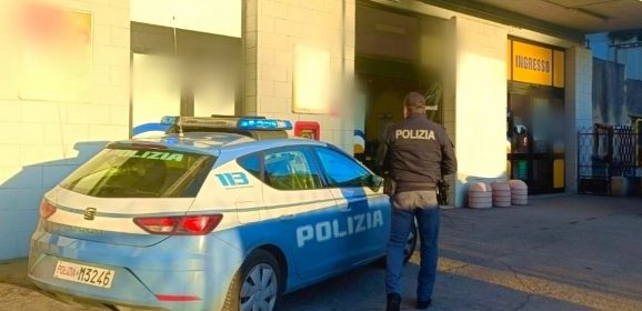 Spintona vigilante per rubare alimenti al supermercato: 34enne arrestato dalla polizia