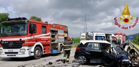 Gubbio, frontale auto-mezzo pesante: muore 78enne