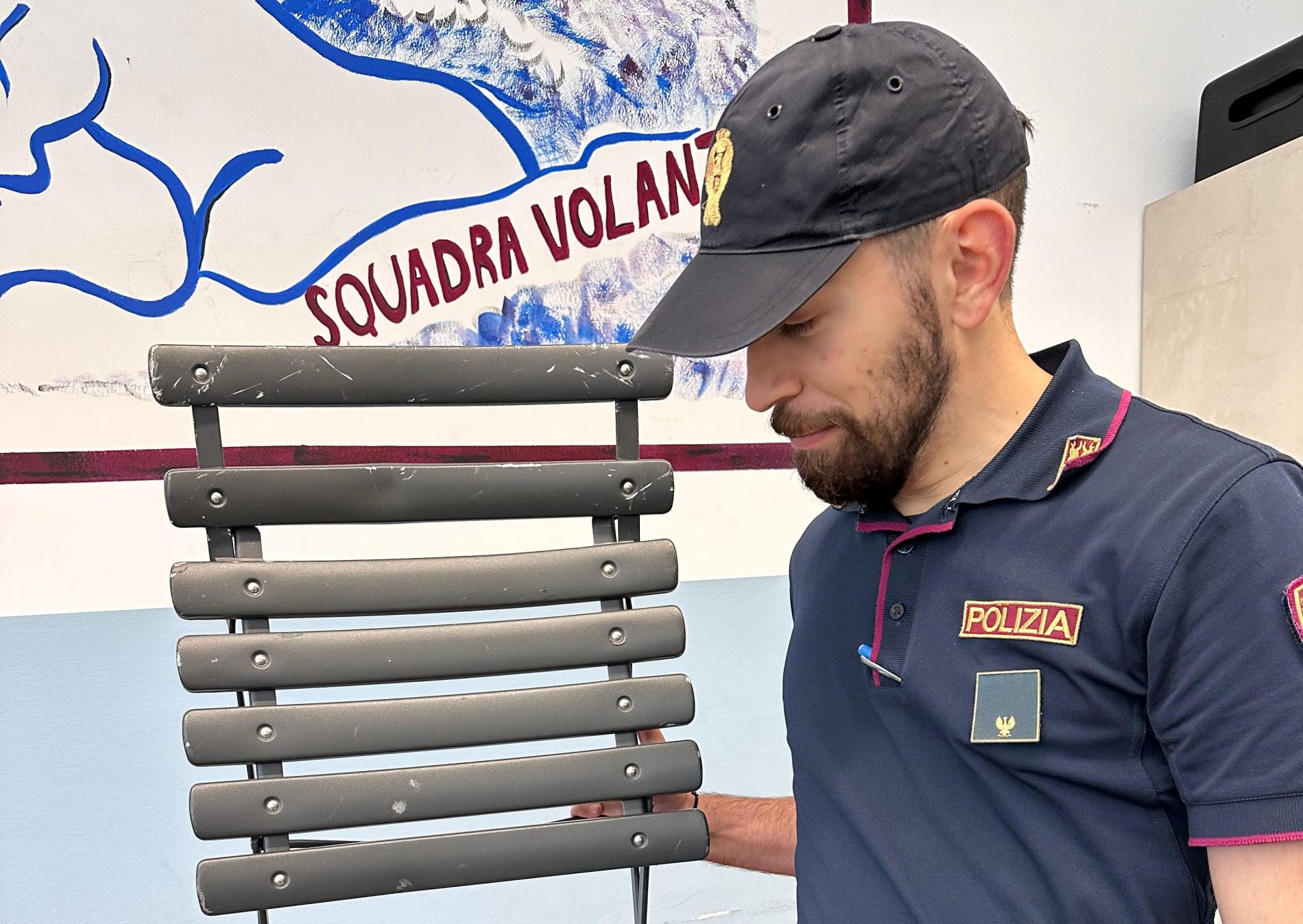 Aggredisce a colpi di sedia il titolare di un’attività