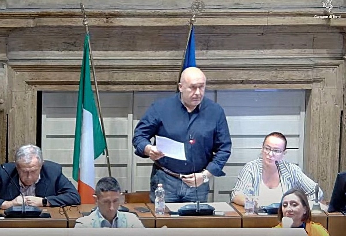 Terni, il sindaco Bandecchi fa il cane in consiglio comunale: abbaia e se ne va