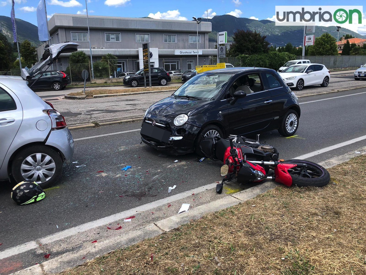 Terni: auto tampona moto a Maratta. Centauro in ospedale
