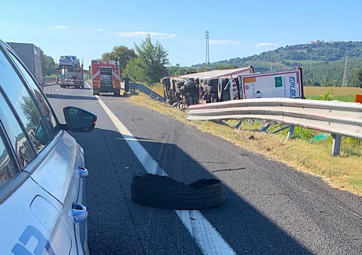 A1: scoppiano gomme, tir carico di candeggina si ribalta fra Orte e Attigliano