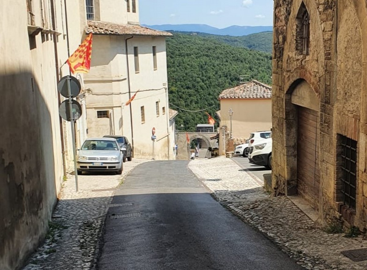 Amelia: i semafori mobili sono entrambi ‘verdi’ o ‘rossi’. Caos in centro, c’è la Locale