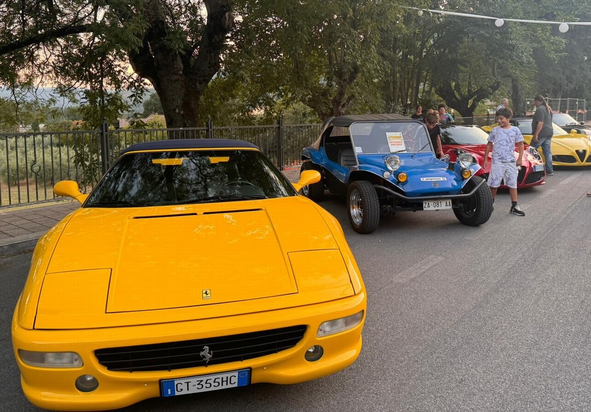Auto storiche e supercar incantano alla notte bianca di Ferentillo
