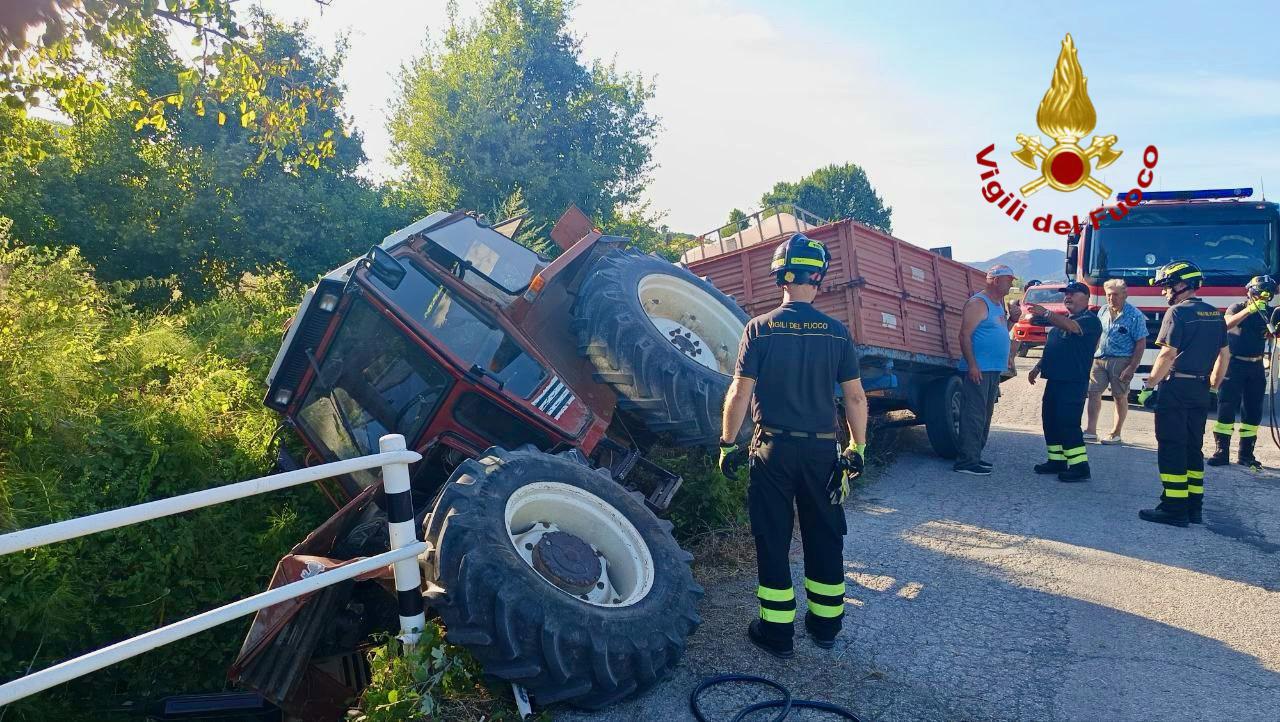 Trattore in scarpata: vigili del fuoco in azione con il tirfor