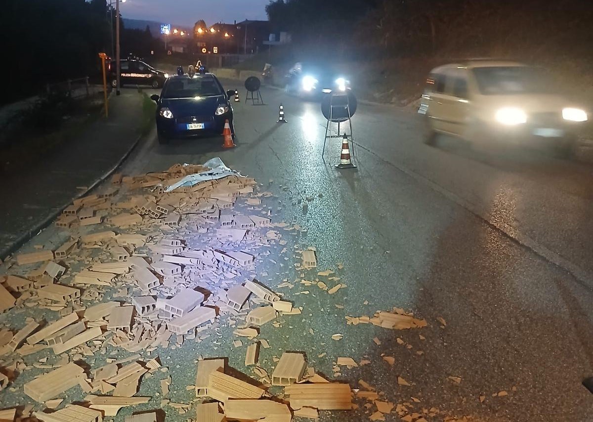 Todi: perde mattoni e non si ferma. Tre ore di disagi stradali