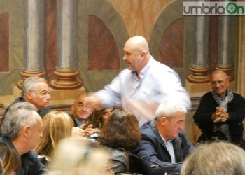 Terni, Bandecchi dà 20 euro ai consiglieri di centrodestra: «Fate la tessera del Pd»