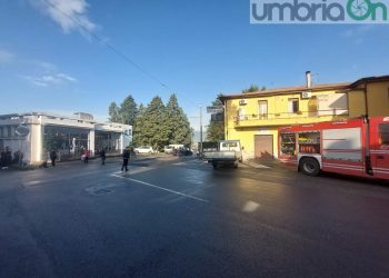 Terni: incendio divampa fra le case in via Murri. Anziana tratta in salvo