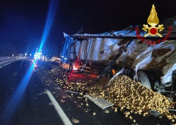 A1: scontro fra due tir. Uno si ribalta e l’altro perde patate sull’asfalto