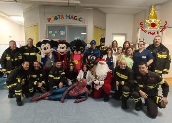 Terni: Babbo Natale e i supereroi in pediatria insieme ai vigili del fuoco