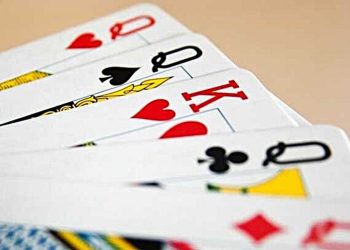 Giocano a poker e puntano soldi in un parco pubblico: quattro denunciati