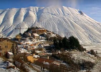 A Castelluccio di Norcia arrivano neve e inverno: il timelapse