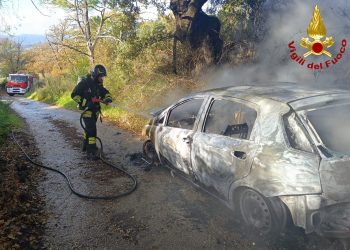 Vascigliano: auto a gpl prende fuoco, in salvo la conducente