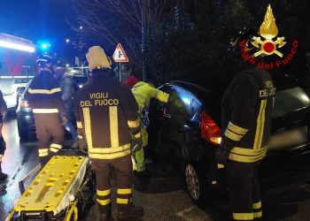Amelia: con l’auto contro il muro di un’abitazione in via Roma. Donna soccorsa