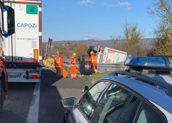 A1: scontro fra tir a Fabro, uno finisce nella scarpata. Traffico in tilt