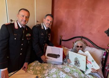 Un giradischi e la musica di un tempo per Lidia: il dono dei carabinieri ad una 92enne che vive da sola
