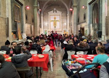 Terni: in 250 a pranzo a Santa Croce. Una ‘allegra confusione’ che parla di pace e dialogo