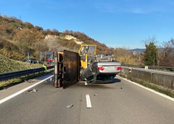 Raccordo Terni-Orte: carroattrezzi si ribalta con il mezzo che trasporta