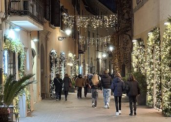Terni: arriva il Natale e i commercianti rendono più bella via Roma – Fotogallery