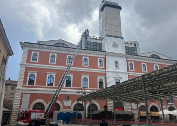 Terni: vigili del fuoco in piazza. Ma è per ‘studiare’ la Befana