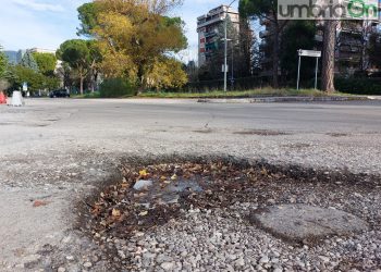 Terni, viale VIII Marzo: l’sos di una paziente oncologica. «Inaccettabile la situazione del parcheggio»