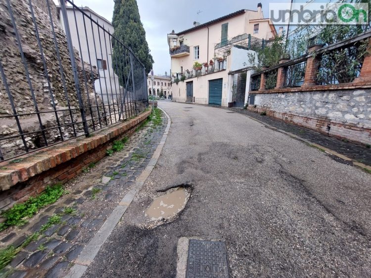 Una buca in centro (foto dicembre 2024)