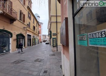 Terni, crisi commercio: «Ridurre l’Imu in cambio di affitti calmierati». Il sindaco: «Cooperativa di comunità»