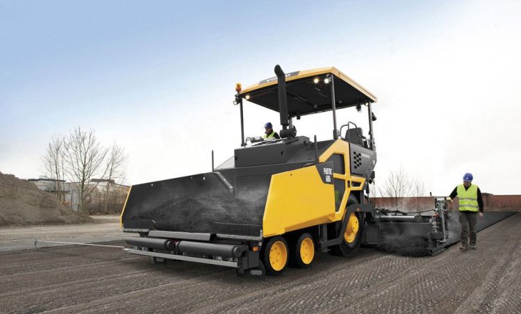 Una vibrofinitrice (foto stradeeautostrade.it)